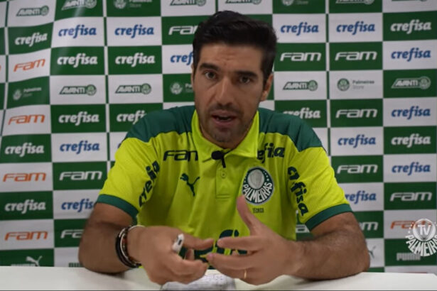 Abel Ferreira com o uniforme do Palmeiras, em trecho de uma entrevista coletiva