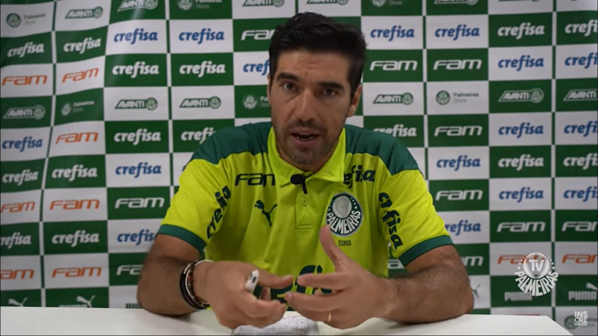 Abel Ferreira com o uniforme do Palmeiras, em trecho de uma entrevista coletiva