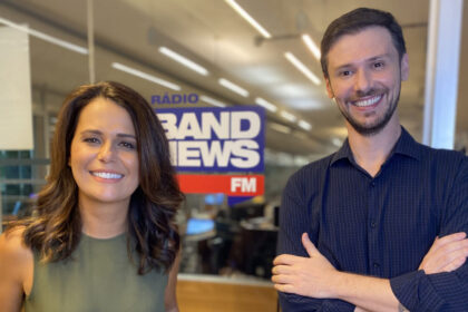 Adriana Araújo e Fábio França, lado a lado, nos estúdios da rádio BandNews FM