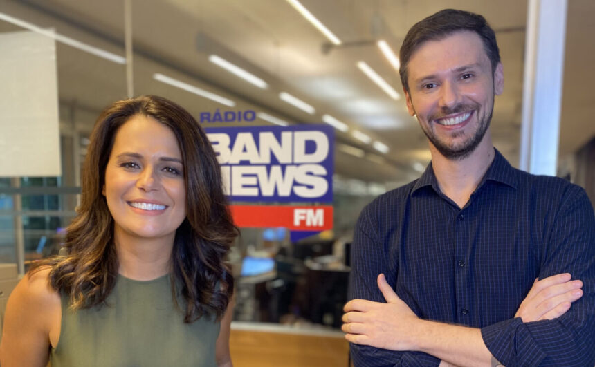 Adriana Araújo e Fábio França, lado a lado, nos estúdios da rádio BandNews FM