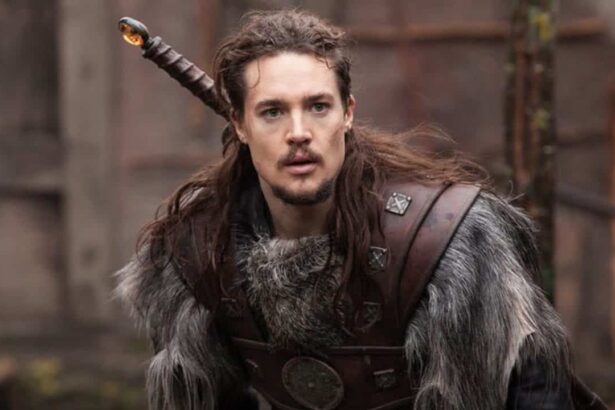 Alexander Dreymon em cena da série The Last Kingdom.