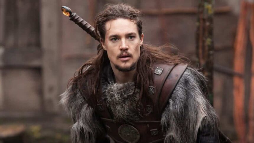 Alexander Dreymon em cena da série The Last Kingdom.