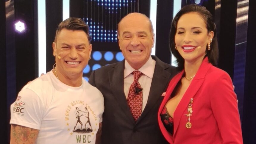 Popó Freitas, Marcelo de Carvalho e Aline Mineiro, em foto posada no estúdio do Mega Senha