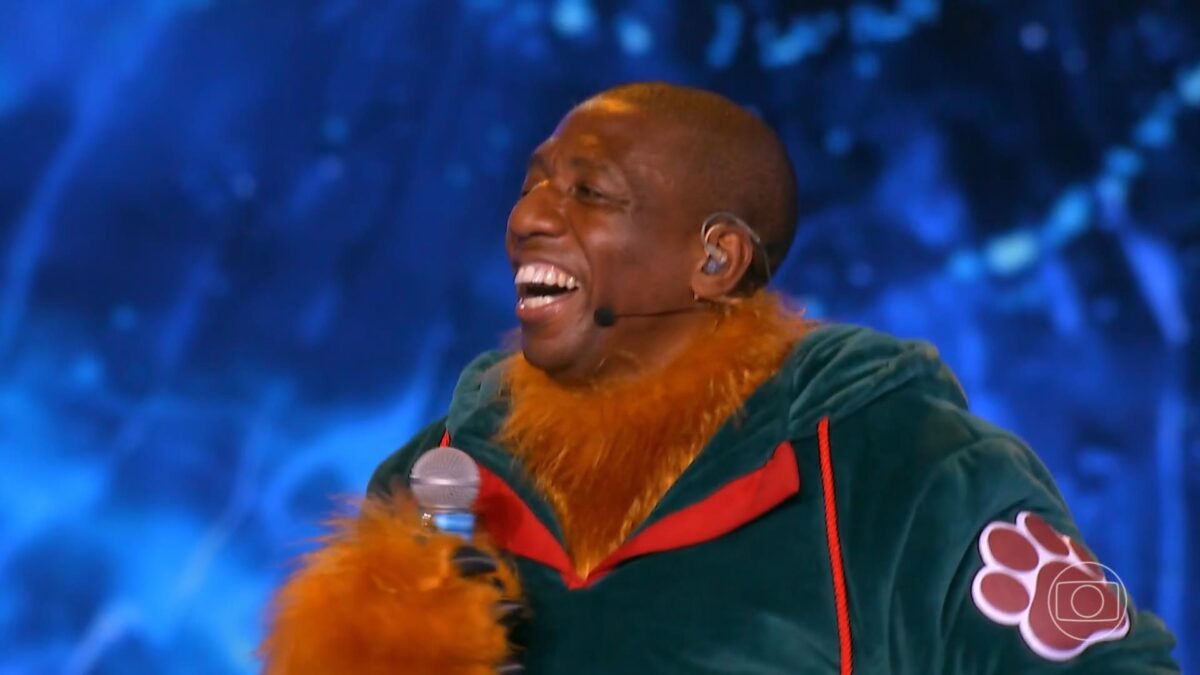 Jogador Amaral aparece no palco do The Masked Singer Brasil sem a cabeça do cachorro