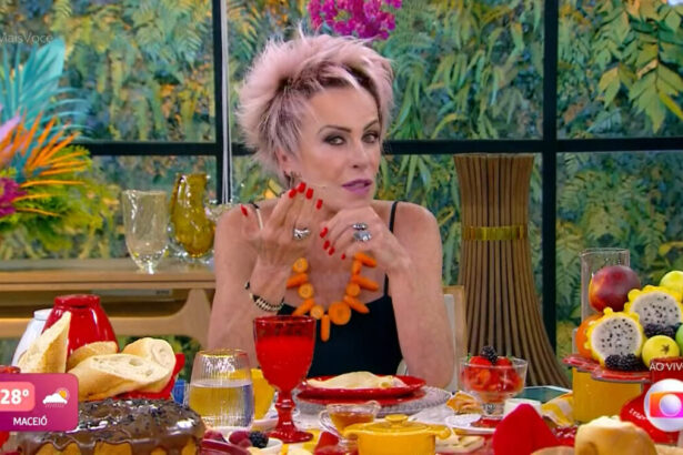 Ana Maria Brasil utilizando um colar formado por cenouras no estúdio do Mais Você