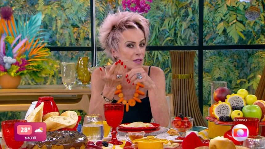 Ana Maria Brasil utilizando um colar formado por cenouras no estúdio do Mais Você
