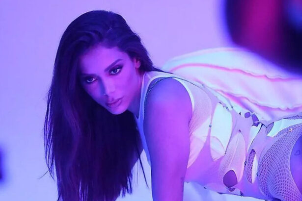 Anitta em trecho do clip da música Envolver