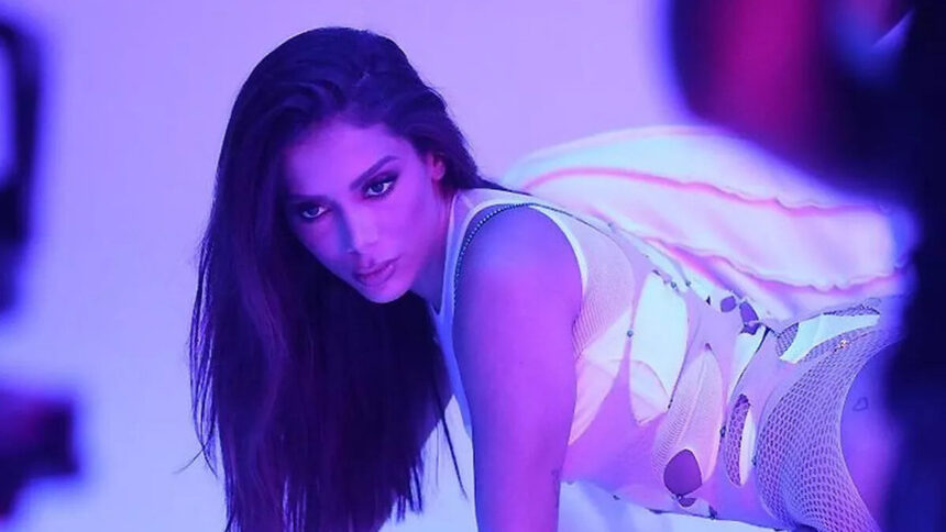 Anitta em trecho do clip da música Envolver