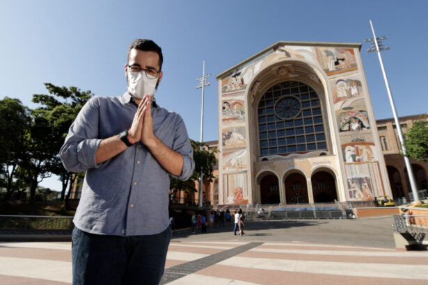 Repórter Guilherme Machado em frente a Fachada Norte do Santuário Nacional, em trecho do Arquivo A - edição de 24 de março