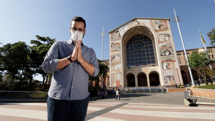 Repórter Guilherme Machado em frente a Fachada Norte do Santuário Nacional, em trecho do Arquivo A - edição de 24 de março