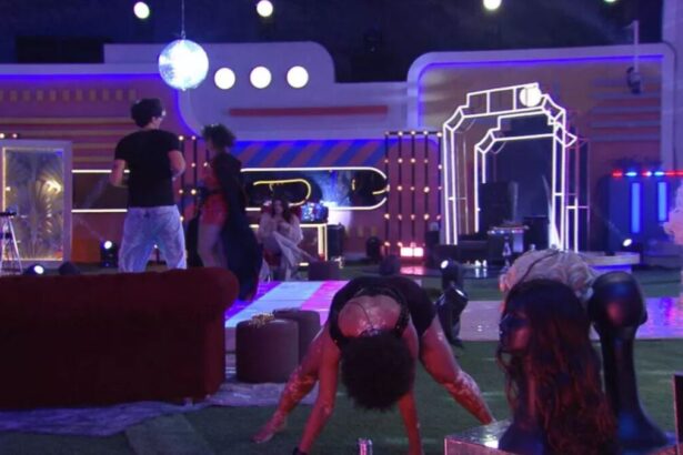 Natália dançado com a mão no chão na festa do BBB 22.