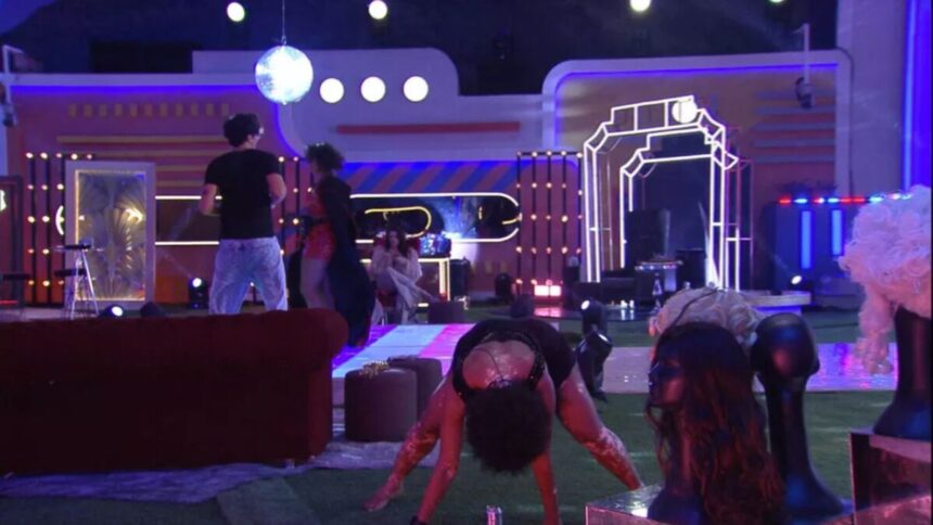 Natália dançado com a mão no chão na festa do BBB 22.