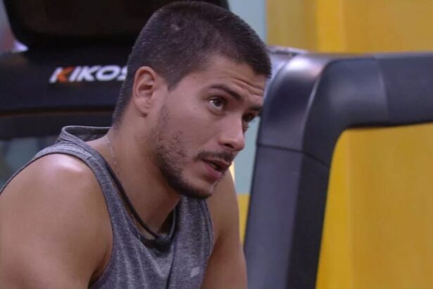 Arthur sentado na academia do BBB 22.