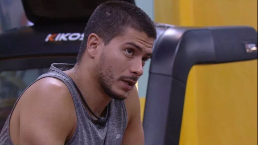 Arthur sentado na academia do BBB 22.