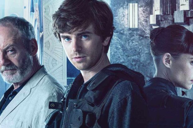 Freddie Highmore ao lado do elenco de Assalto ao Banco da Espanha