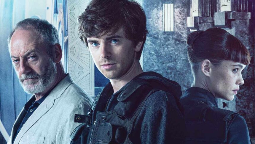 Freddie Highmore ao lado do elenco de Assalto ao Banco da Espanha