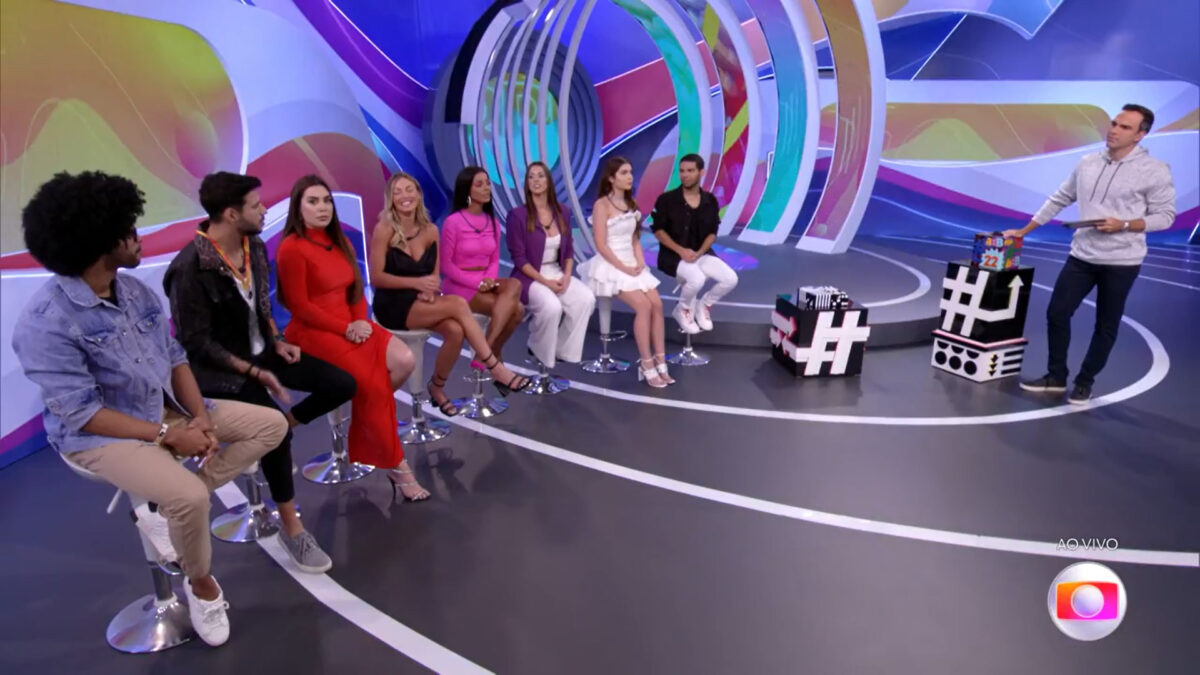 Tadeu Schmidt ao lado dos participantes eliminados do BBB 22 em trecho da edição de 17 de março