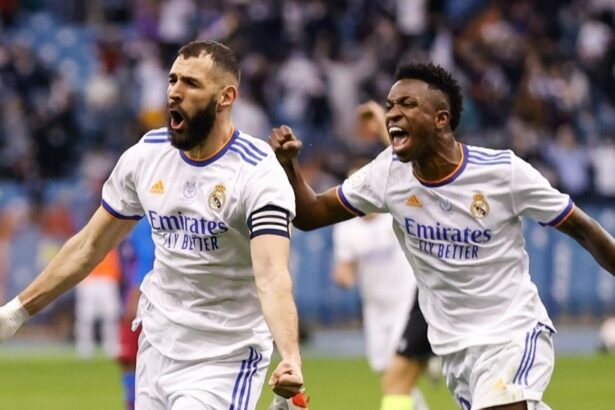 Benzema e Vinicius Junior comemorando um gol com a camisa do Real Madrid