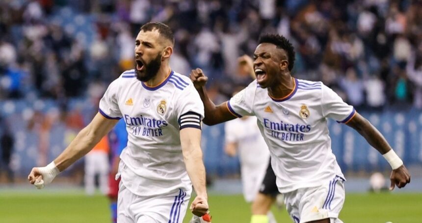 Benzema e Vinicius Junior comemorando um gol com a camisa do Real Madrid