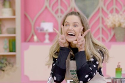Bianca Rinaldi sorri no reality show Bake Off Brasil Celebridades