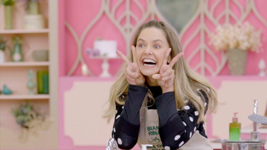 Bianca Rinaldi sorri no reality show Bake Off Brasil Celebridades