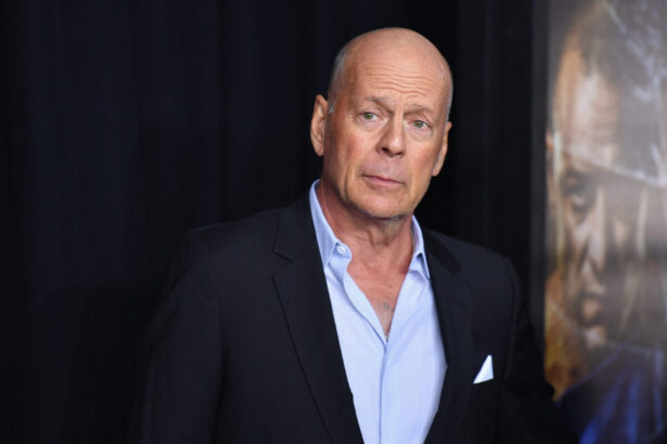 Bruce Willis de terno posa para foto