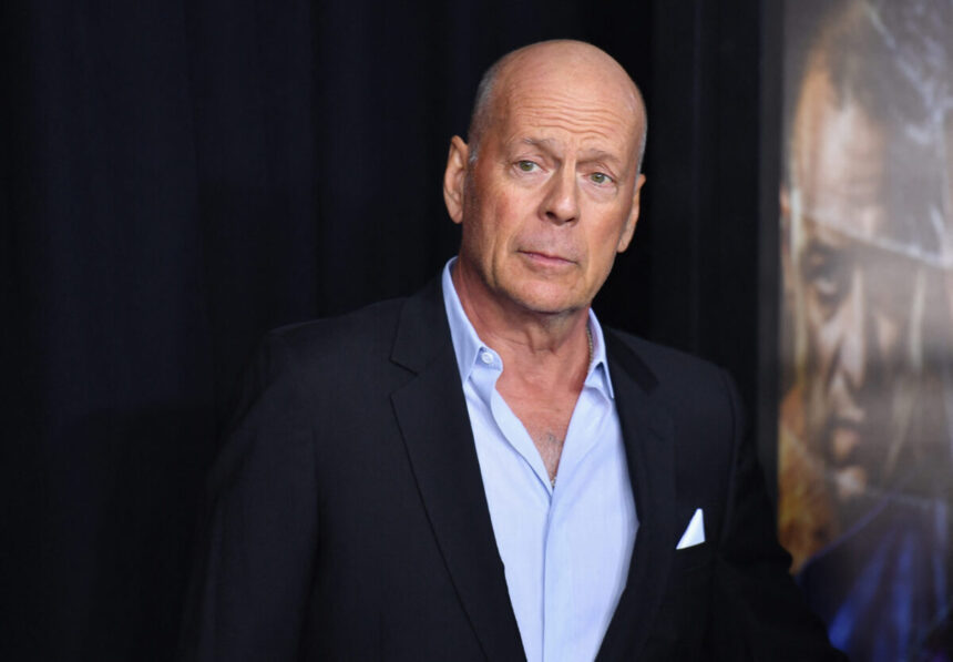 Bruce Willis de terno posa para foto