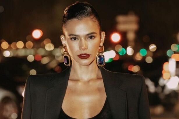 Bruna Marquezine em foto posada, com um casaco preto