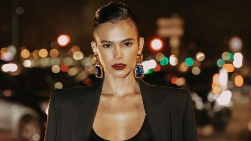 Bruna Marquezine em foto posada, com um casaco preto