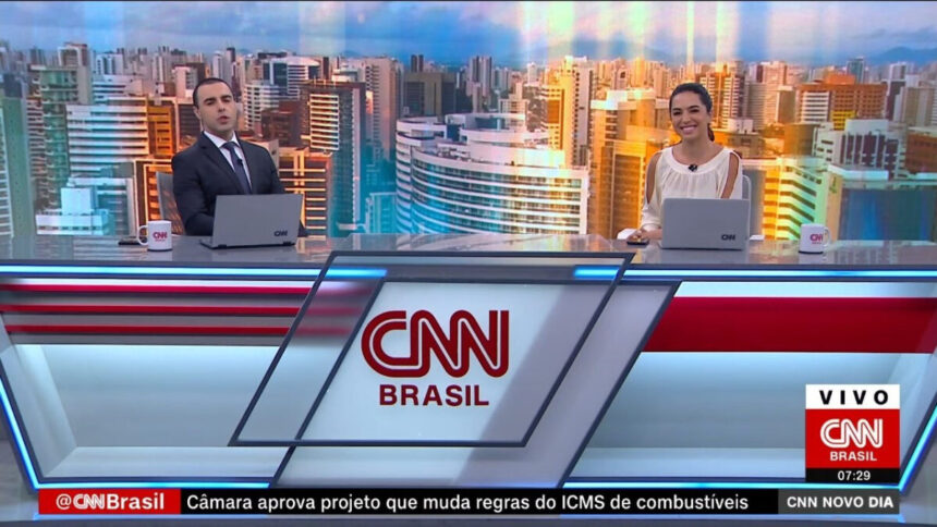 Rafae Colombo e Stephanie Alves na bancada do CNN Novo Dia - edição de 11 de março de 2022