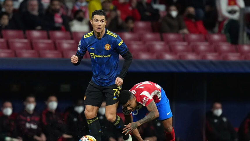 Cristiano Ronaldo em campo, pelo Manchester United, em partida contra o Atlético de Madrid pela Liga dos Campeões