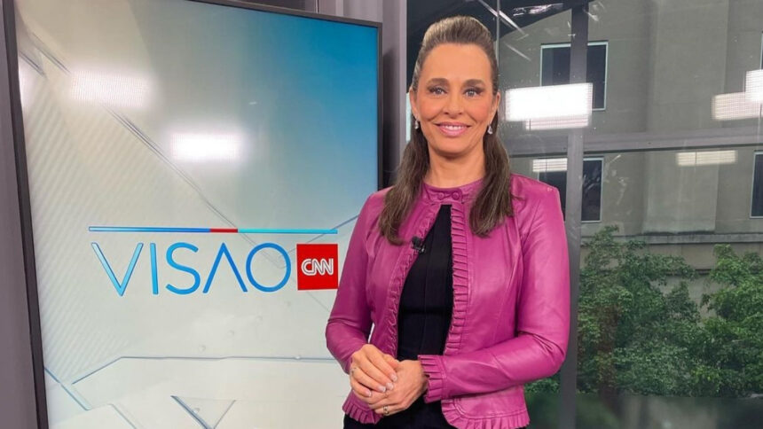 Carla Vilhena em frente a um telão nos estúdios do Visão CNN