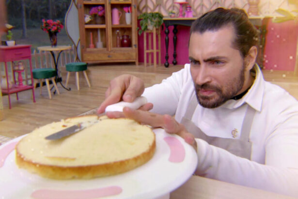 Carlo Porto durante a realização de uma das provas do Bake Off Brasil Celebridades - episódio de 05 de março de 2022