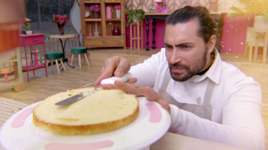 Carlo Porto durante a realização de uma das provas do Bake Off Brasil Celebridades - episódio de 05 de março de 2022