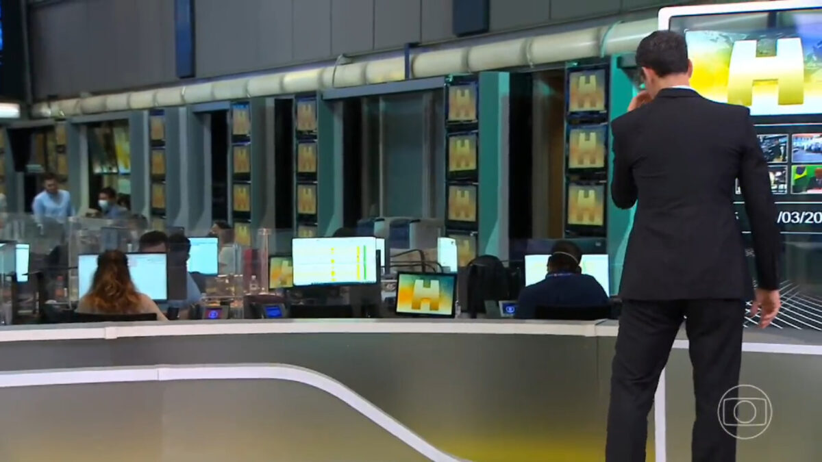 Cesar Tralli de costas para a câmera no início do Jornal Hoje de 23 de março de 2022