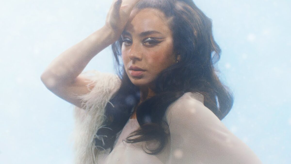 Charli XCX em cena do clipe Every Rule