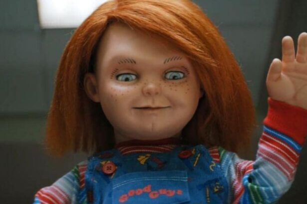 Chucky com a mão levantada