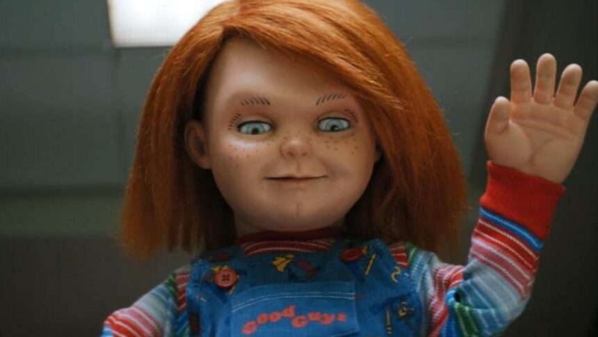 Chucky com a mão levantada