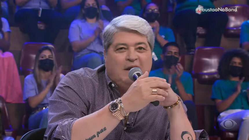 Datena participando do programa Faustão na Band, sentado na bancada do júri do Dança das Feras