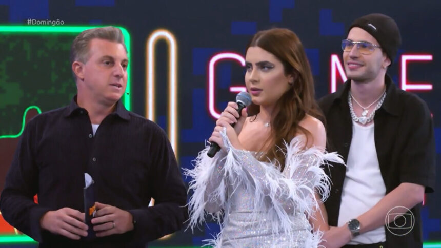 Luciano Huck, Jade Picon e Leo Picon, no estúdio do Domingão - edição de 13 de março de 2022