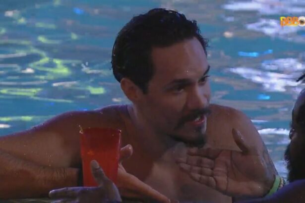 Eliezer e Douglas conversam na piscina.