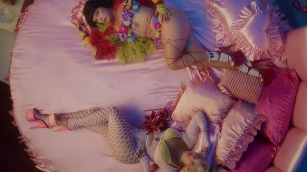 Duda Beat em cena do clipe de Dar Uma Deitchada