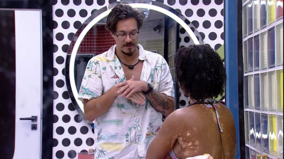 Eliezer em pé conversa com Natália