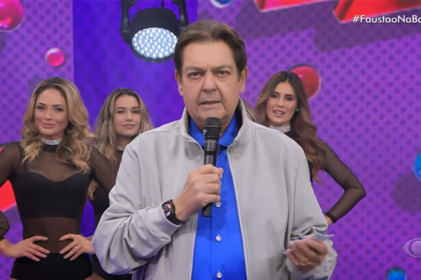 Fustão nos estúdios do Faustão na Band com as bailarinas ao fundo