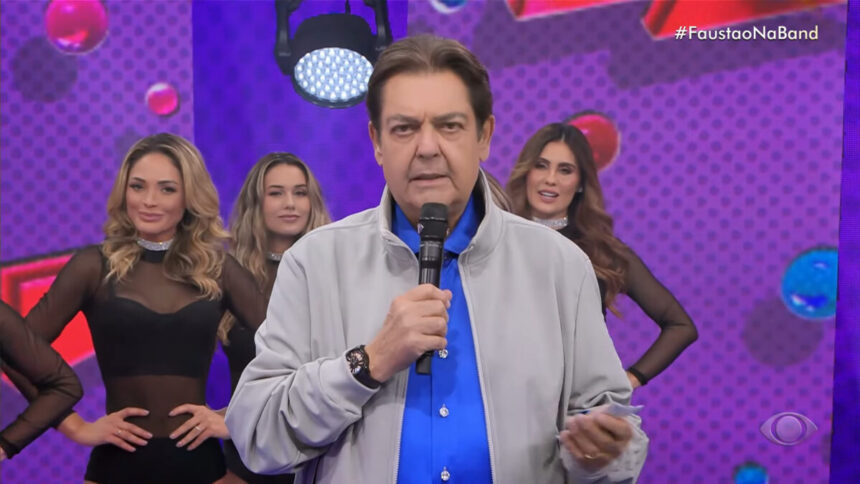 Fustão nos estúdios do Faustão na Band com as bailarinas ao fundo