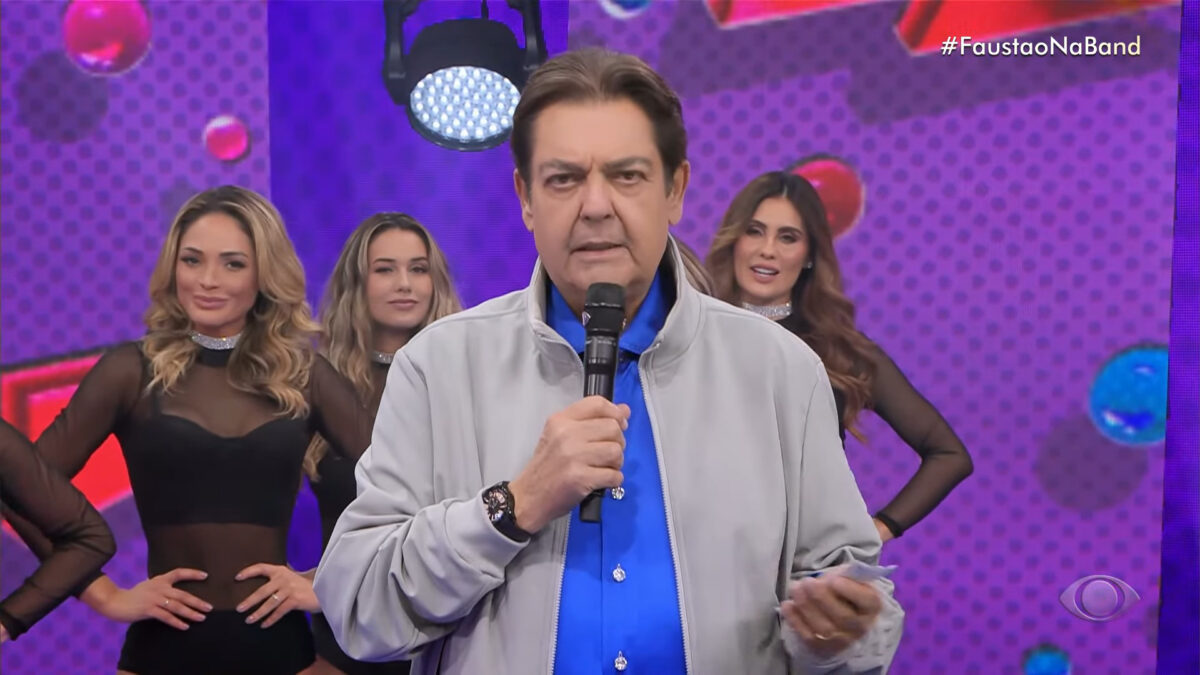 Fustão nos estúdios do Faustão na Band com as bailarinas ao fundo