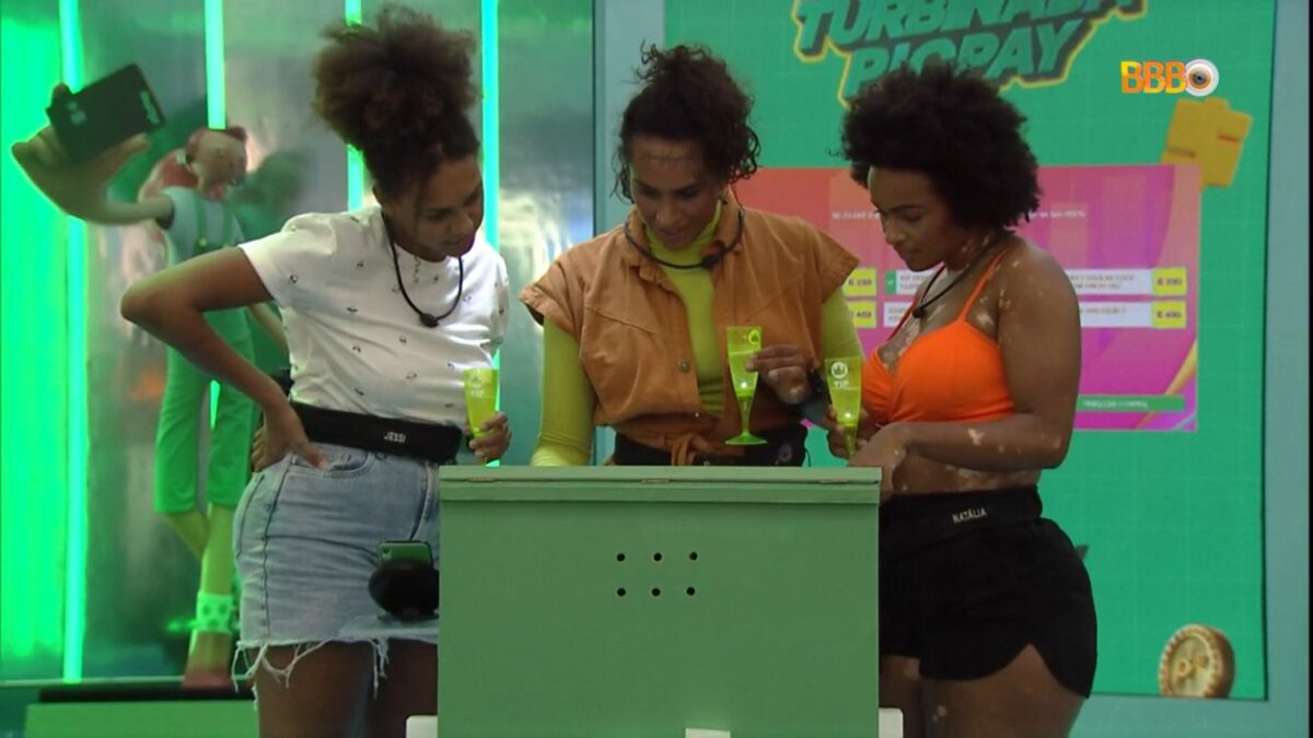 Linn, Natália e Jessilane em pé ambas com a taça na mão.