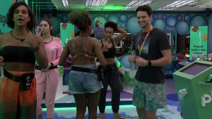 Lucas com o colar do líder. Linn ao seu lado sorrindo, Jessilane de costa, Eslovênia com uma roupa rosa e Natália pegando no cabelo.