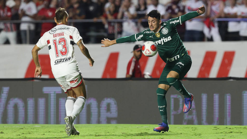 Jogadores de São Paulo e Palmeiras em campo, disputando uma bola, pela final do Paulistão