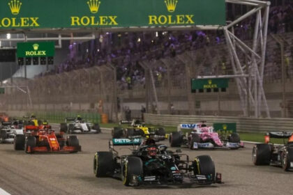Carros de Fórmula 1 na pista, durante uma corrida